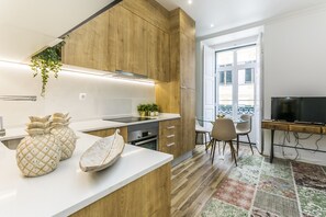 Apartamento, 1 habitación (2º andar) | Cocina privada | Frigorífico grande, microondas, horno y placa de cocina