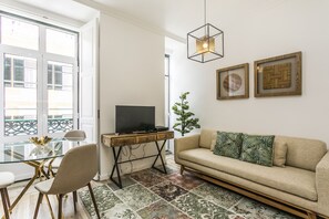 Apartamento, 1 habitación (2º andar) | Sala de estar | Una televisión