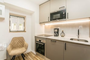 Estudio, 1 cama matrimonial | Cocina privada | Refrigerador con congelador, microondas, horno y parrilla de estufa
