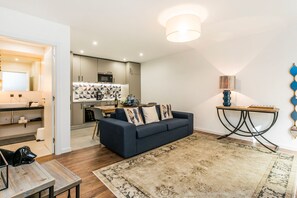 Departamento, 2 habitaciones (Duplex) | Área de sala de estar | Televisión