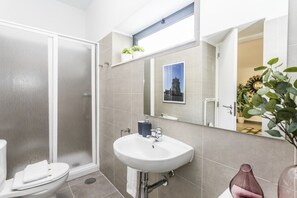 Apartamento, 1 quarto (Terrace) | Banheiro | Chuveiro, toalhas de banho