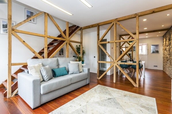 Appartement, 2 chambres (Duplex) | Salle de séjour | Télévision