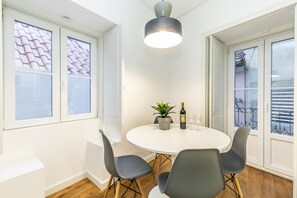 Departamento, 1 habitación (Galeria Alfama 2B) | Área de sala de estar | Televisión