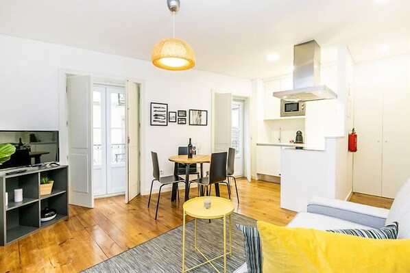 Departamento, 1 habitación (Galeria Alfama 3B) | Área de sala de estar | Televisión