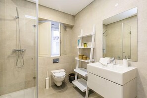 Apartment, 1 Bedroom (Galeria Alfama 3ºA) | Bathroom | Towels - LxWay Apartments Galeria Alfama (Lisbon)