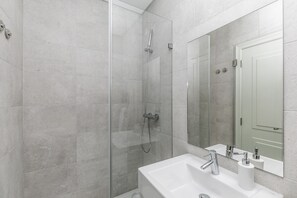 Apartamento, 1 quarto (Galeria Alfama 2B) | Banheiro | Toalhas de banho 