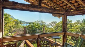 Suite VIP | Minibar, in-room safe, free WiFi, bed sheets