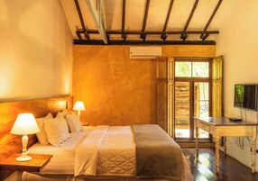 Suite Deluxe | Minibar, in-room safe, free WiFi, bed sheets