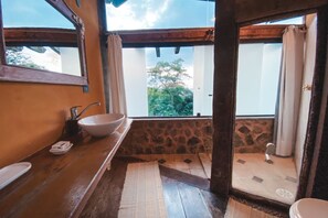 Suite Deluxe | Baño | Regadera, secadora de cabello, toallas 