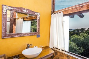 Shower, hair dryer, towels - Villa Galiileu Hotel Boutique (Ilhabela)