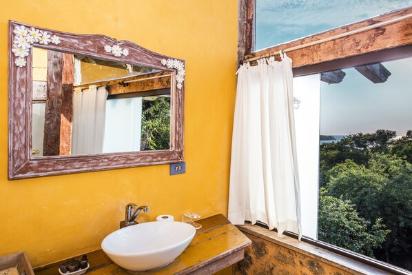 Shower, hair dryer, towels - Villa Galiileu Hotel Boutique (Ilhabela)
