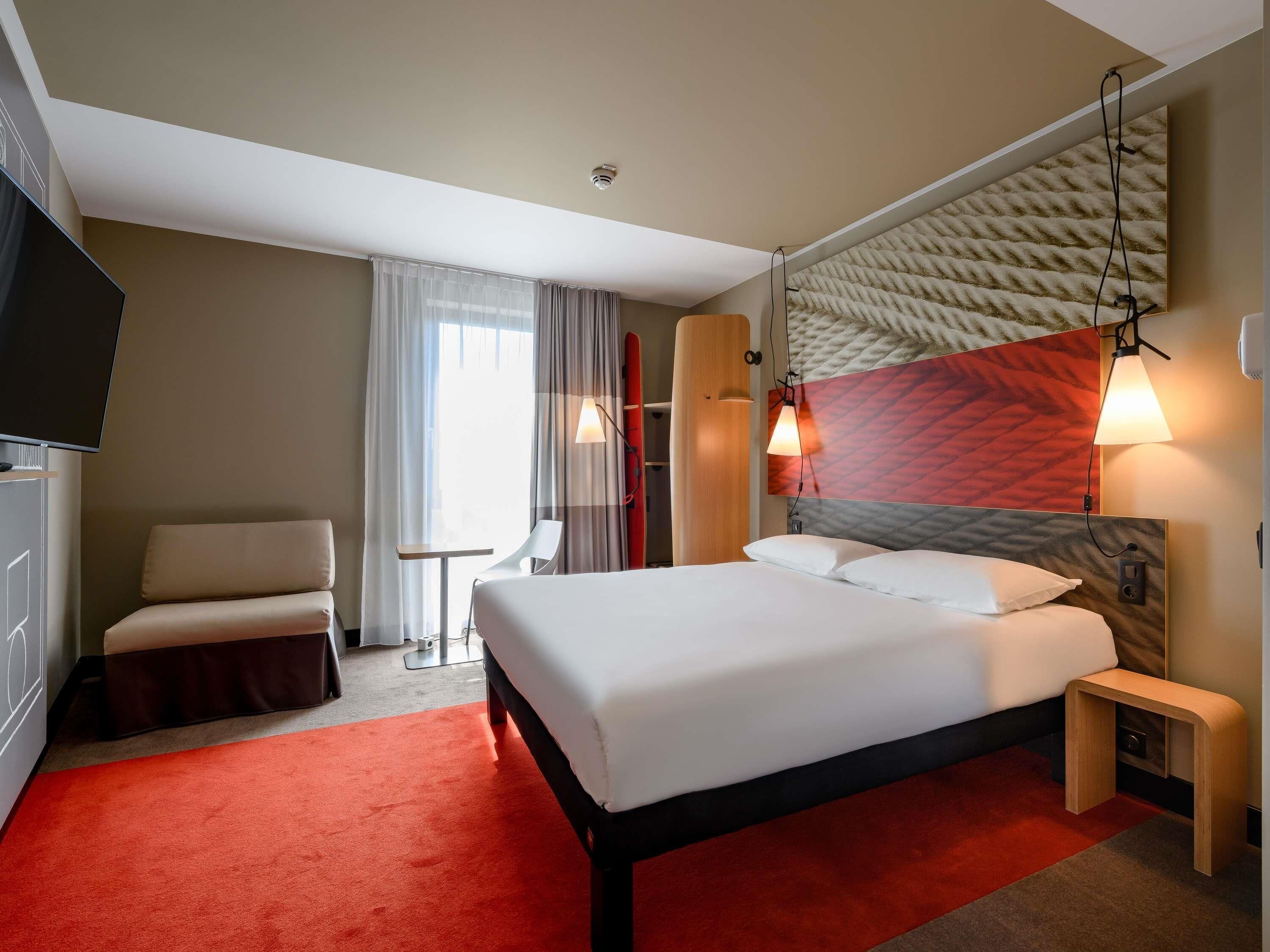 Family Room, Multiple Beds, Accessible | Hypo-allergenic bedding, desk, laptop workspace, blackout curtains
