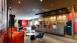 Ein modernes Interieur mit Sitzbereichen, einer Bar und einer Theke.
