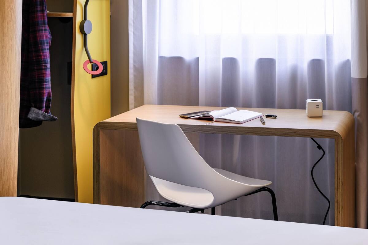 Hypoallergeen beddengoed, een bureau, een laptopwerkplek