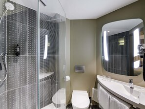 Hypo-allergenic bedding, desk, laptop workspace, blackout curtains - ibis Regensburg Zentrum (Regensburg)