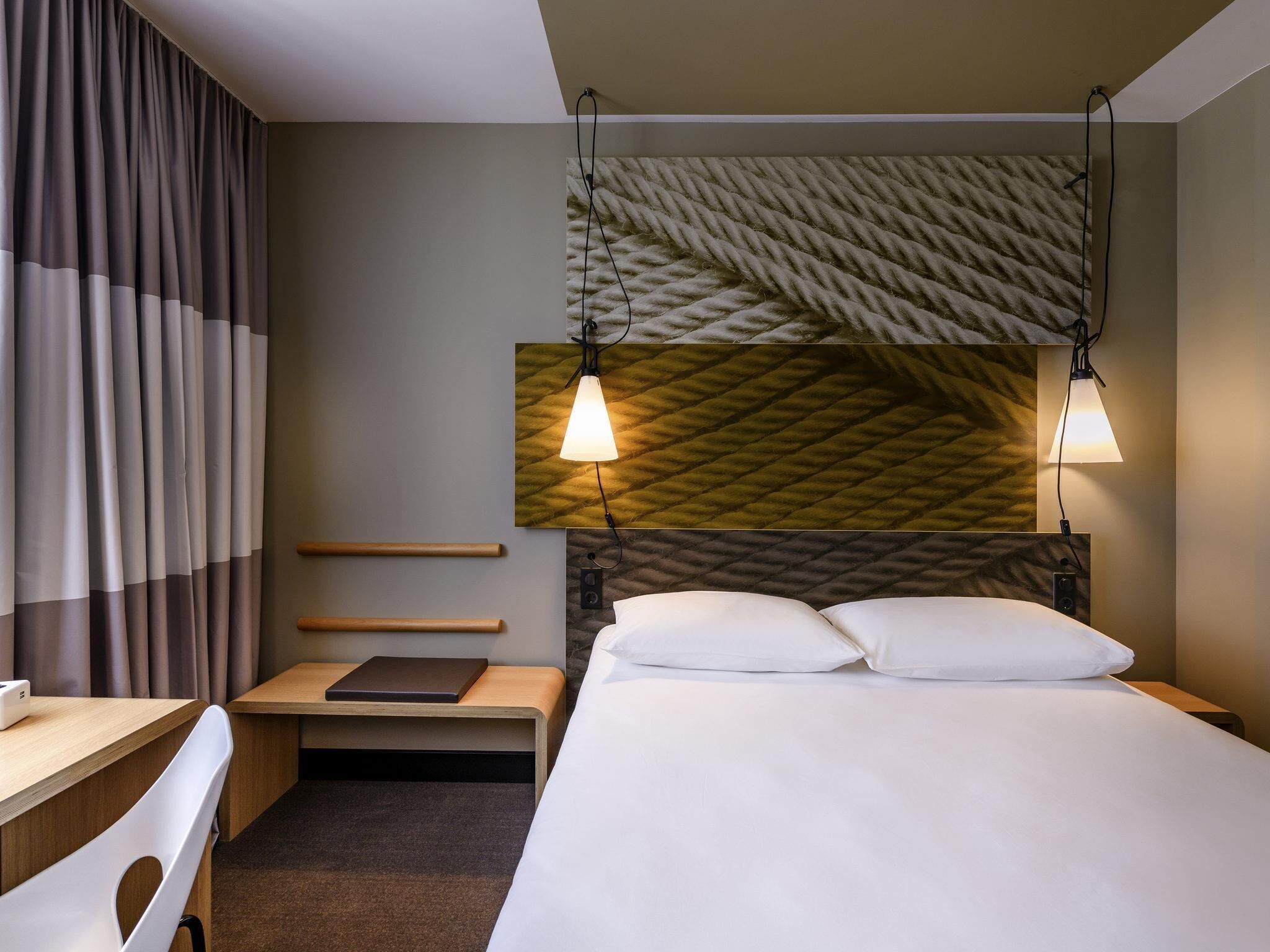 Habitación estándar doble, 1 cama doble | Ropa de cama hipoalergénica y escritorio