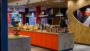Een moderne ontbijtbar met diverse etenswaren en een wand van hout.