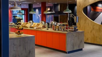 Petit déjeuner buffet (16 EUR par personne)
