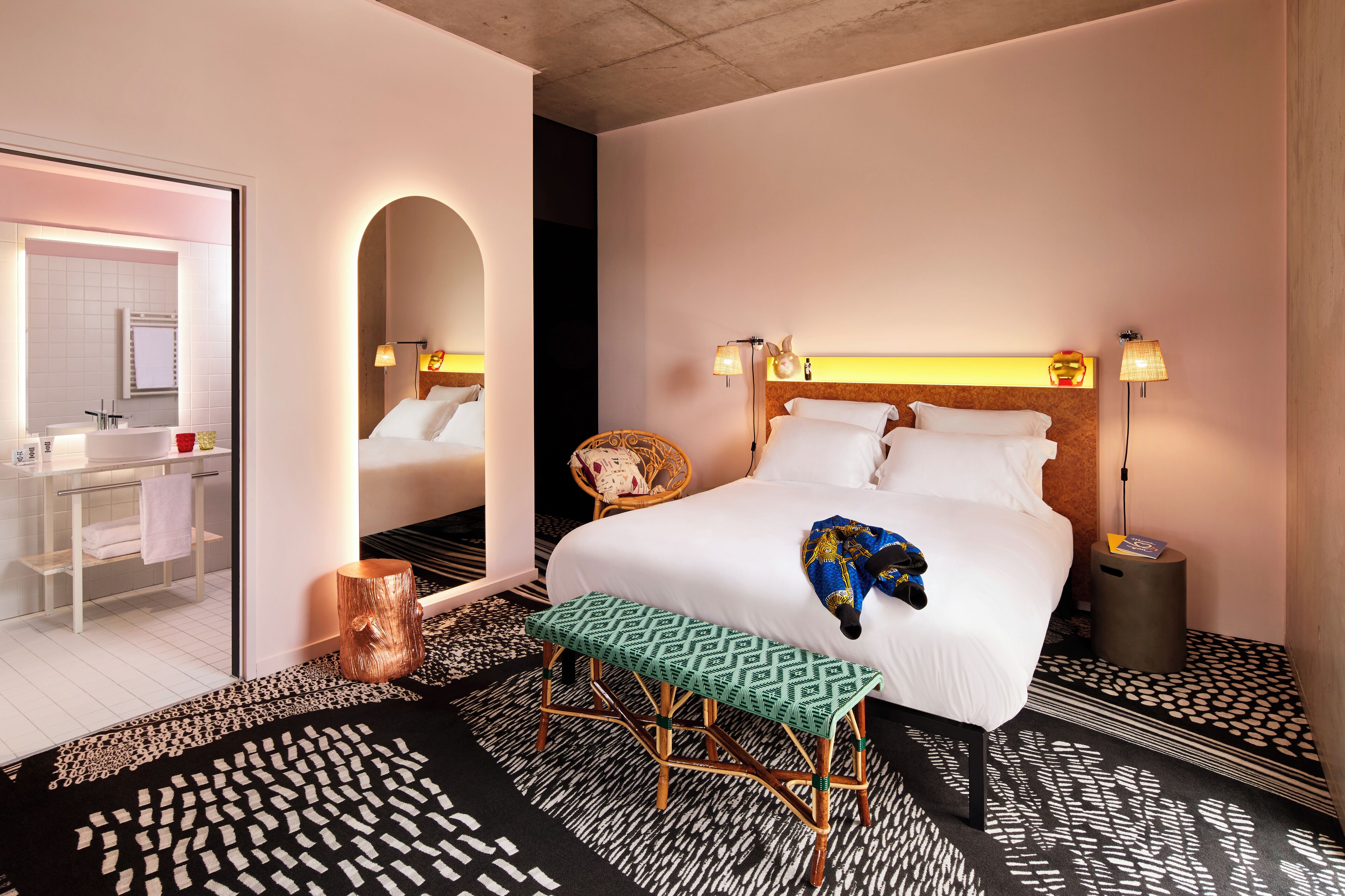 Kamer, 1 queensize bed, toegankelijk voor mindervaliden | Luxe beddengoed, een kluis op de kamer, een bureau, geluiddichte muren