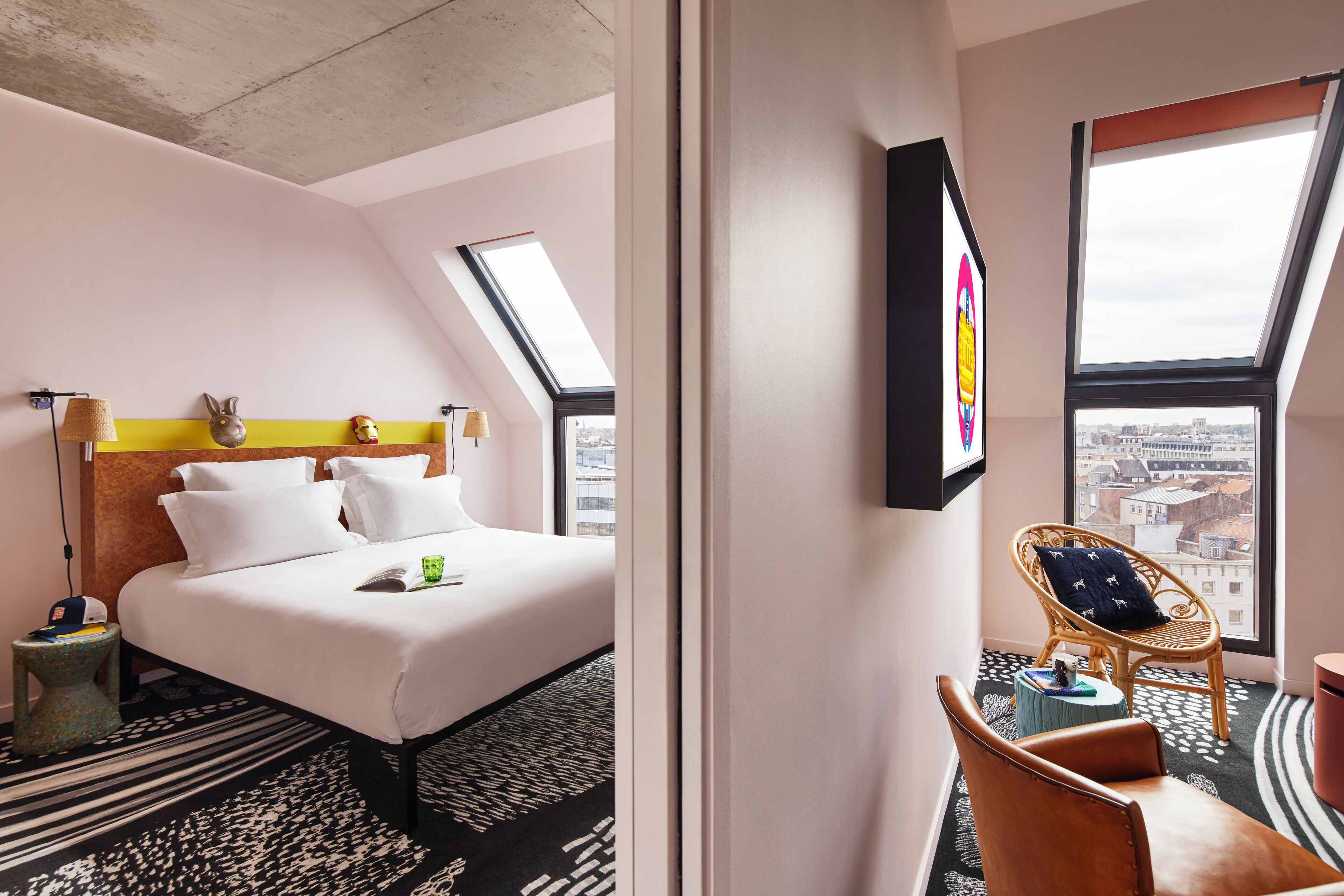 Kamer, 1 tweepersoonsbed met slaapbank | Luxe beddengoed, een kluis op de kamer, een bureau, geluiddichte muren