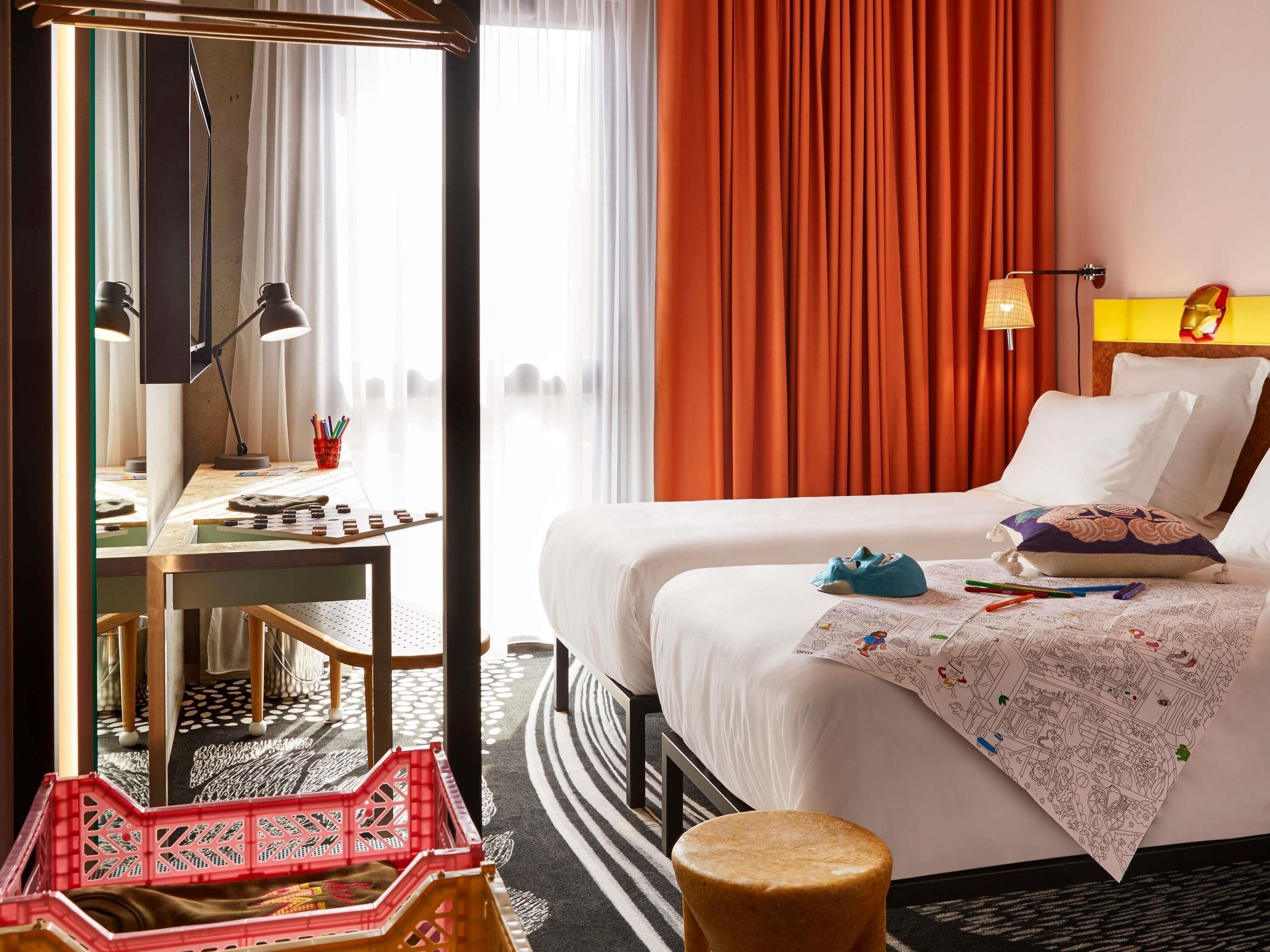 Twin kamer, 2 eenpersoonsbedden (Medium Mama) | Luxe beddengoed, een kluis op de kamer, een bureau, geluiddichte muren