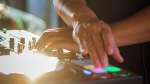 Une personne qui utilise du matériel de DJ.