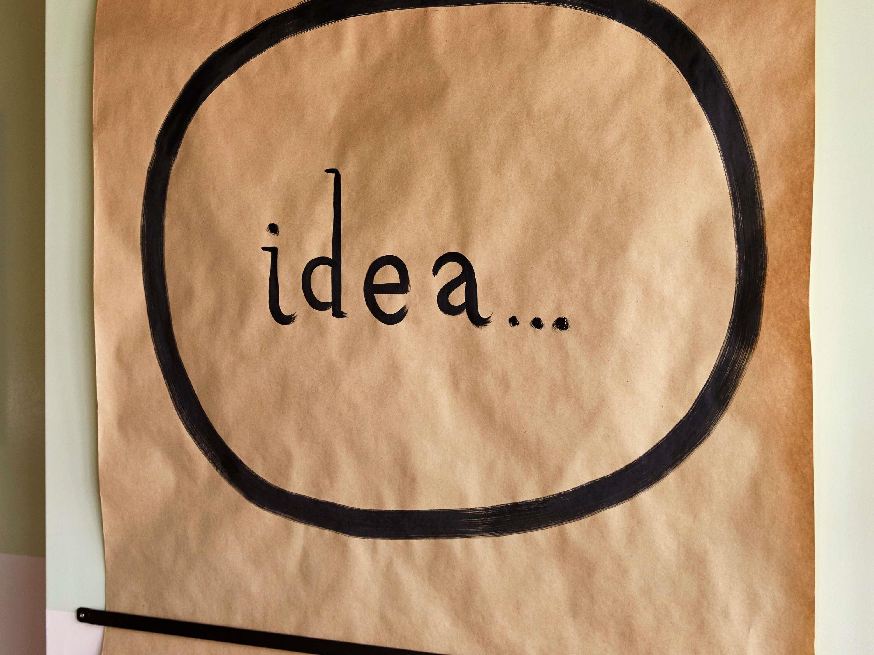 Een bruine papieren zak met de tekst 'idee...' erop.