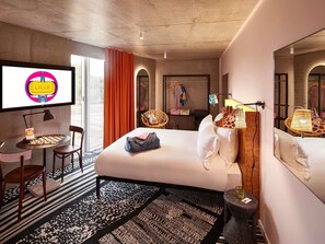Luxe beddengoed, een kluis op de kamer, een bureau, geluiddichte muren