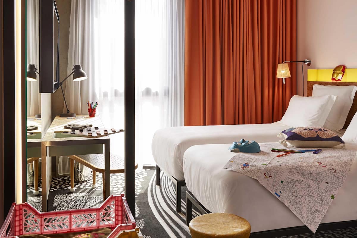 ツインルーム シングルベッド 2 台 (Medium Mama) | 高級寝具、セーフティボックス (室内)、デスク、防音設備