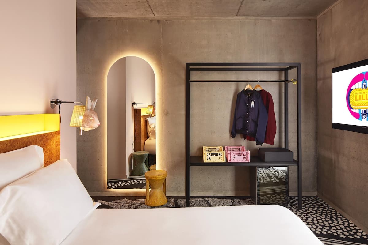 Quarto casal, 1 cama de casal (Medium Mama) | Roupas de cama premium, cofres nos quartos, escrivaninha