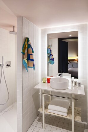 Quarto casal, 1 cama Queen (Large Mama) | Banheiro | Chuveiro, produtos de toalete biodegradáveis, secador de cabelo 