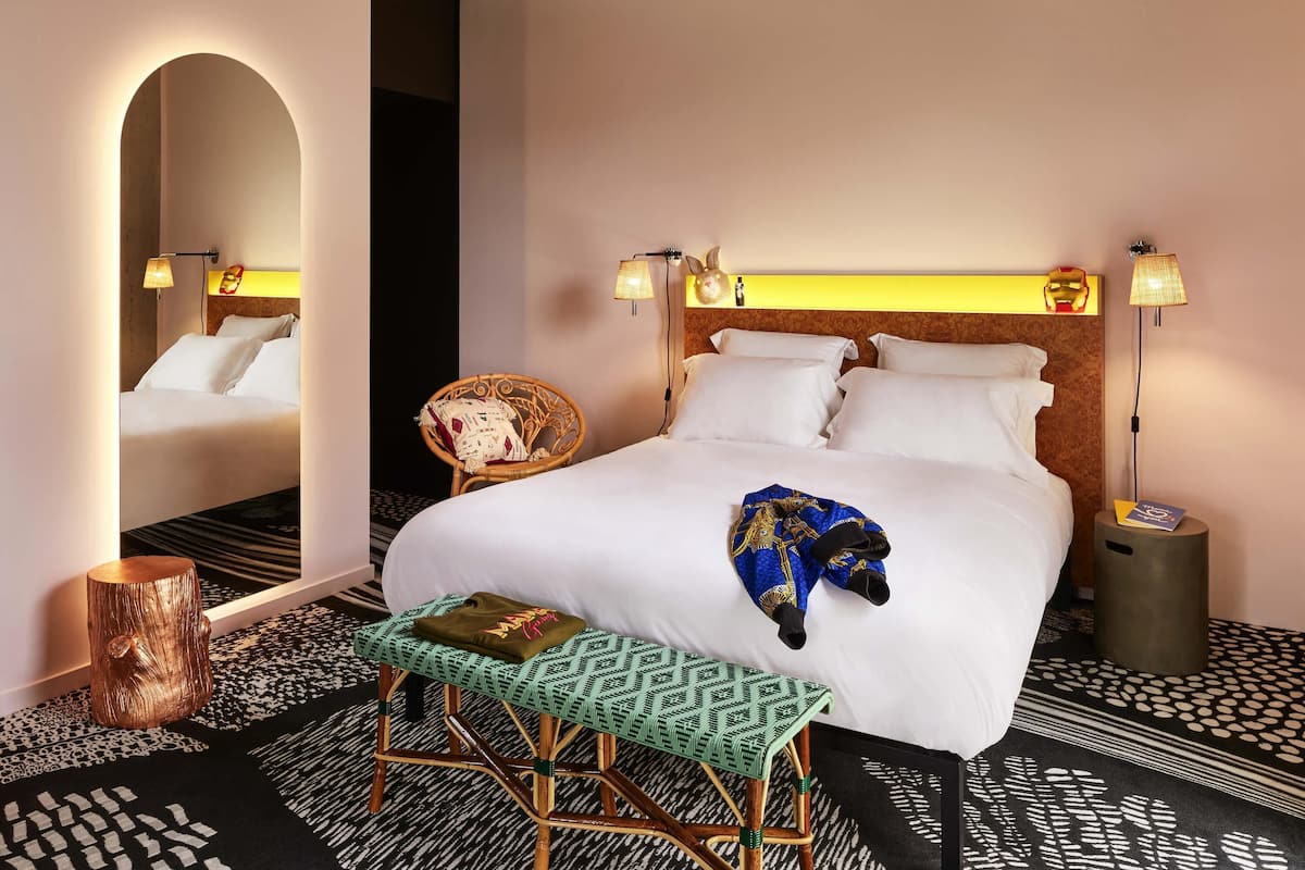 Room, 1 Queen Bed, Accessible | Premium bedding, in-room safe, desk, soundproofing