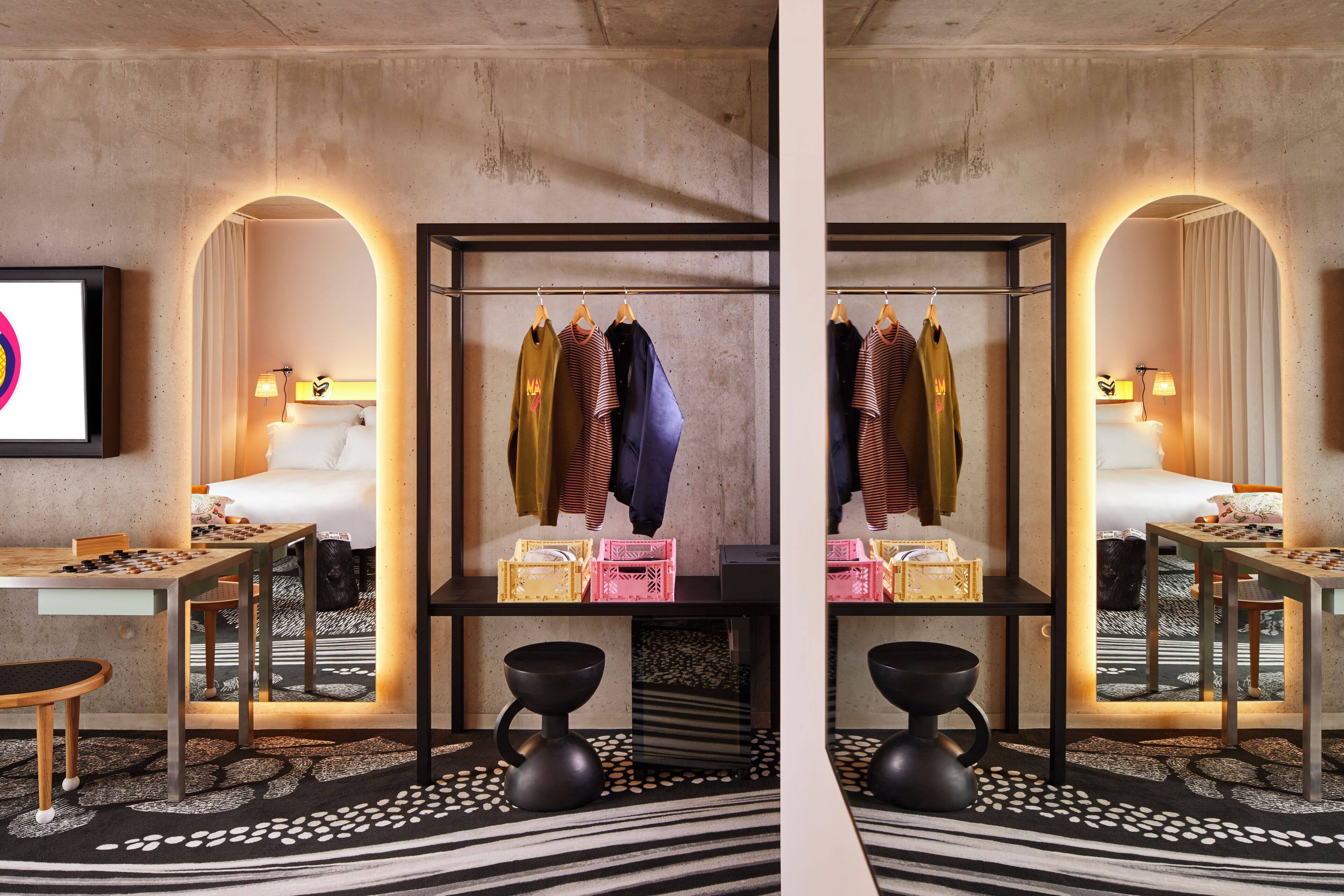 Kamer, 2 queensize bedden | Woonruimte | Een 43-inch lcd-televisie met satellietzenders en televisie