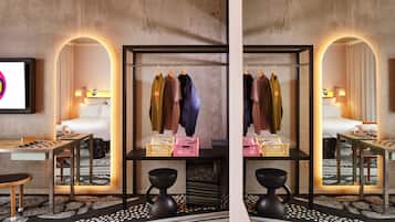 Kamer, 2 queensize bedden | Woonruimte | Een 43-inch lcd-televisie met satellietzenders en televisie