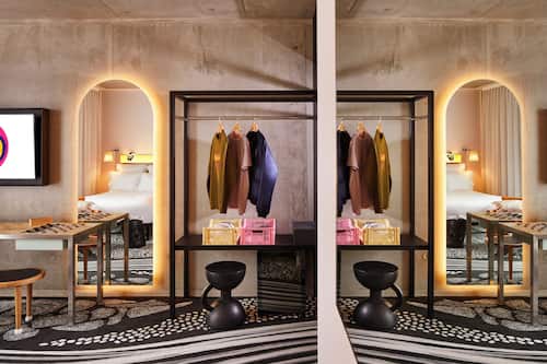 Chambre, 2 grands lits | Coin séjour | Télévision LCD de 43 pouces avec chaînes par satellite, télévision