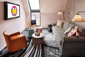XXL Mama | Living area | 43-inch LCD TV with satellite channels, TV - Mama Shelter Lille (Lille)