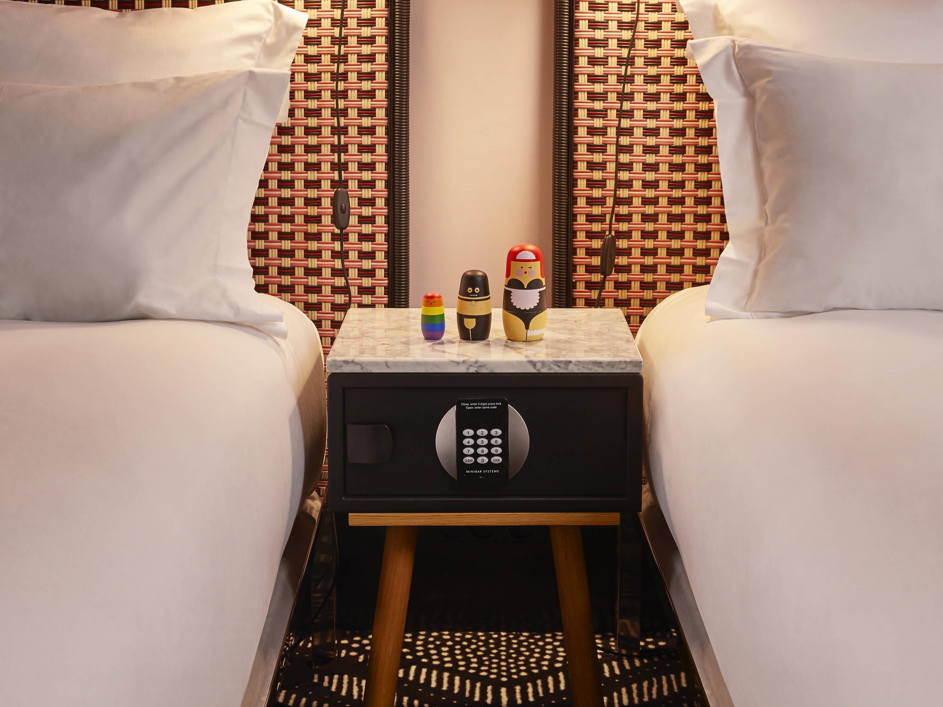 Habitación, 2 camas individuales | Ropa de cama de alta calidad, caja fuerte, escritorio