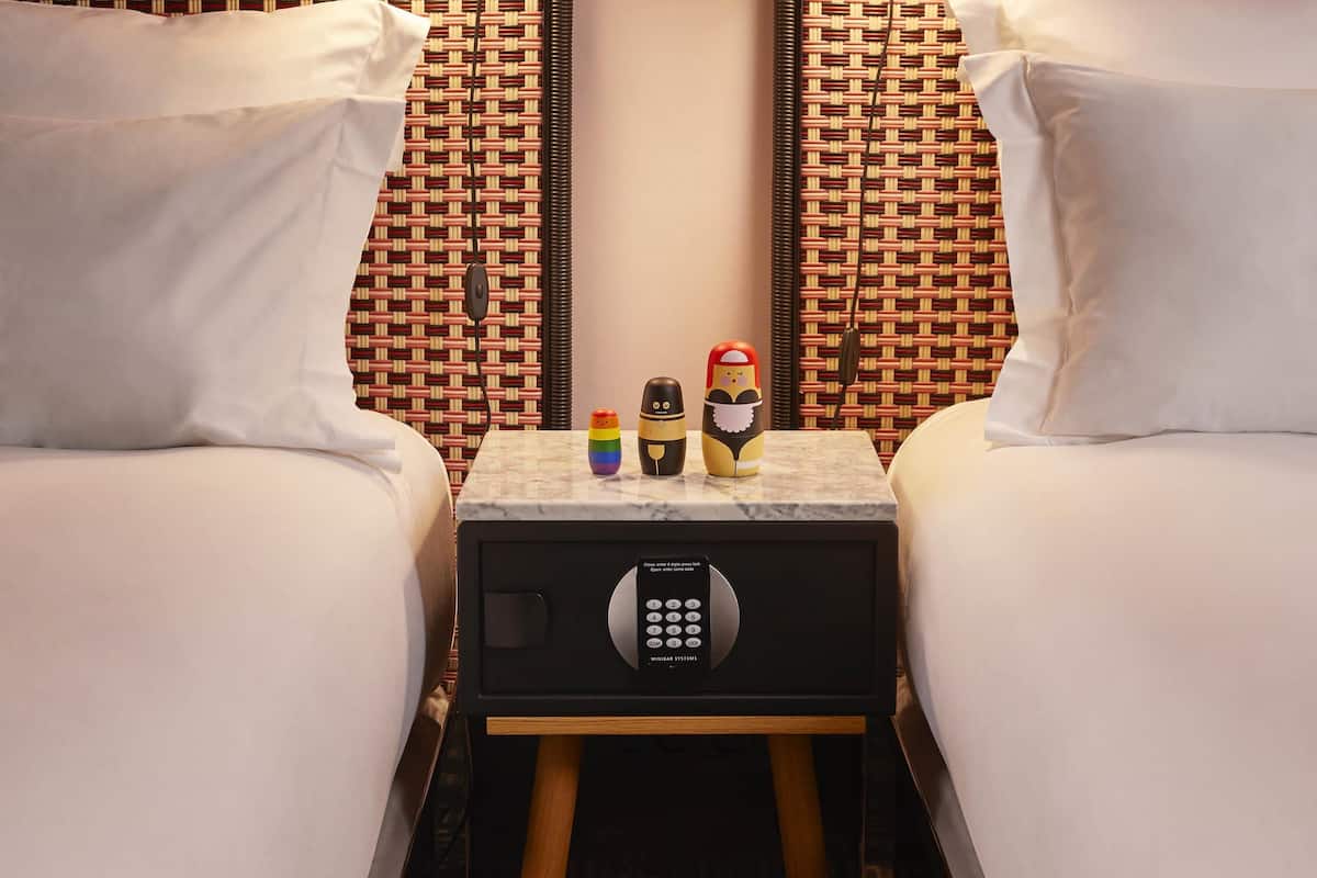 Habitación, 2 camas individuales | Ropa de cama de alta calidad, caja fuerte, escritorio