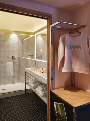 Tweepersoonskamer, 1 tweepersoonsbed (XL Mama) | Badkamer | Een douche,  milieuvriendelijk toiletgerief, een haardroger, handdoeken
