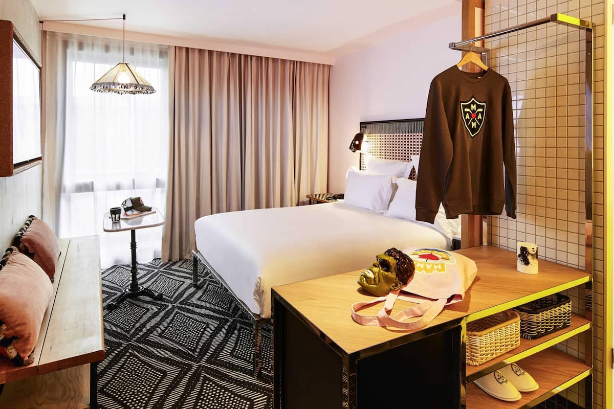 Peralatan tempat tidur premium, peti besi dalam bilik, meja