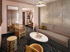 ファミリー ルーム ダブルベッド 1 台ソファーベッ ド付き (XXL Mama) | 高級寝具、セーフティボックス (室内)、デスク、防音設備