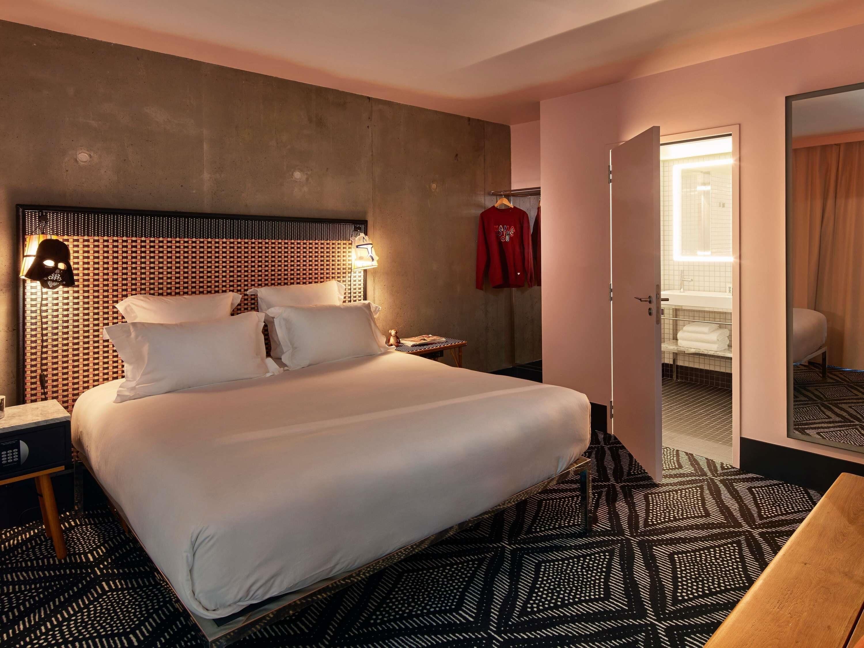 Familiekamer, 1 tweepersoonsbed met slaapbank (XXL Mama) | Luxe beddengoed, een kluis op de kamer, een bureau