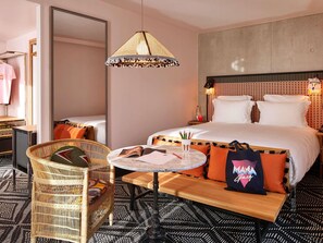 Luxe beddengoed, een kluis op de kamer, een bureau