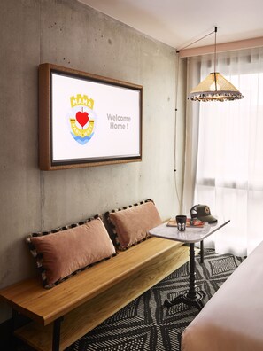 Tweepersoonskamer, 1 tweepersoonsbed (Medium Mama) | Luxe beddengoed, een kluis op de kamer, een bureau