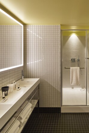 Familiekamer, 1 tweepersoonsbed met slaapbank (XXL Mama) | Badkamer | Een douche,  milieuvriendelijk toiletgerief, een haardroger, handdoeken