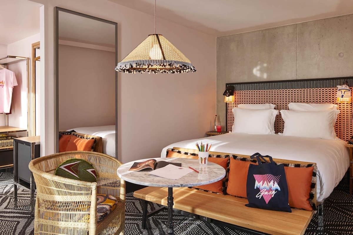 Tweepersoonskamer, 1 tweepersoonsbed (XL Mama) | Luxe beddengoed, een kluis op de kamer, een bureau, geluiddichte muren