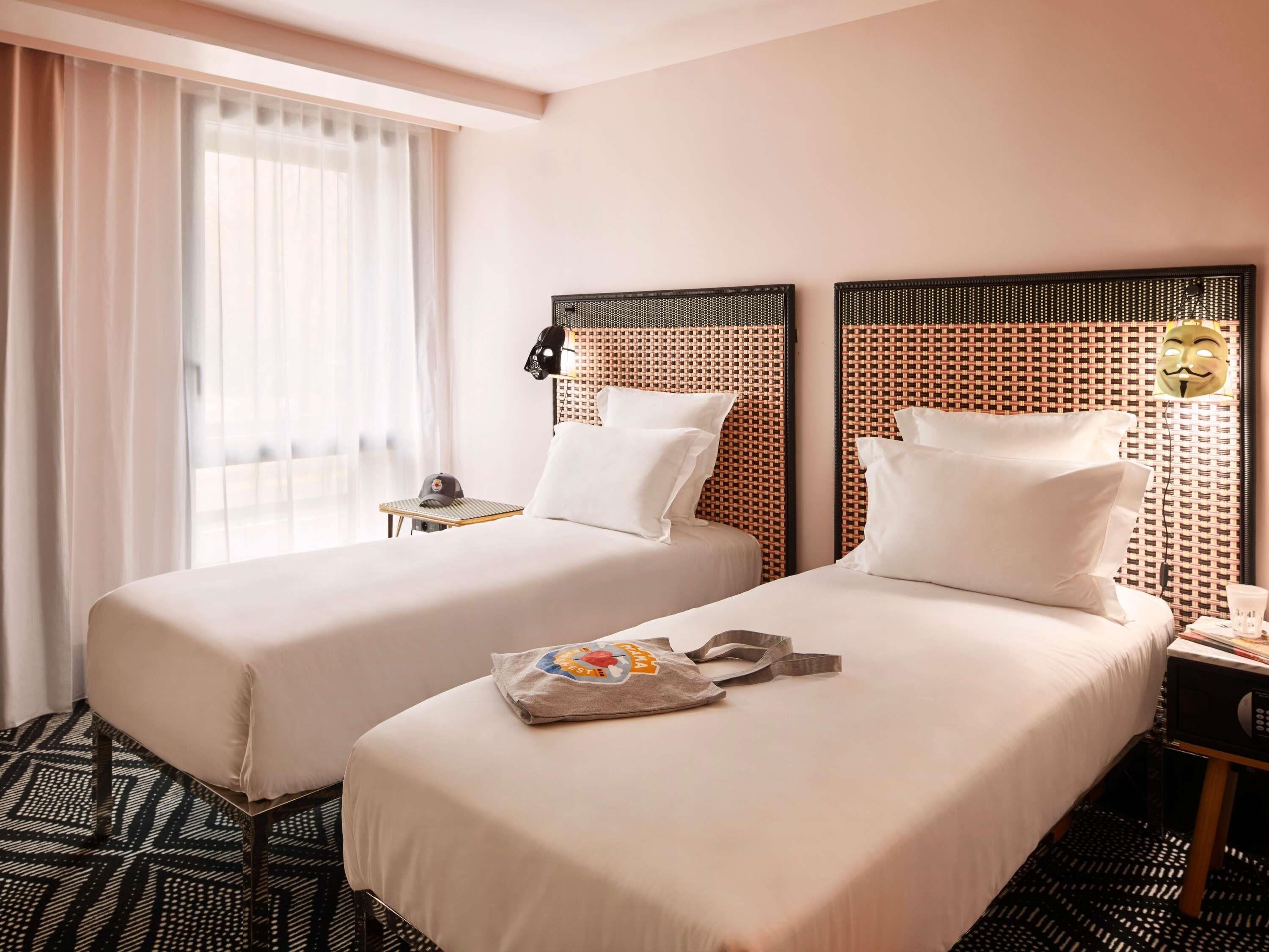 Luxe beddengoed, een kluis op de kamer, een bureau