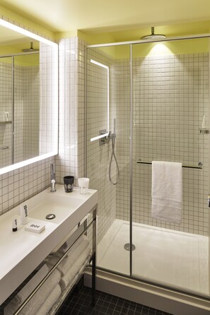Kamar Twin, 2 Tempat Tidur Twin (Large Mama) | Kamar mandi | Shower, pengering rambut, dan handuk