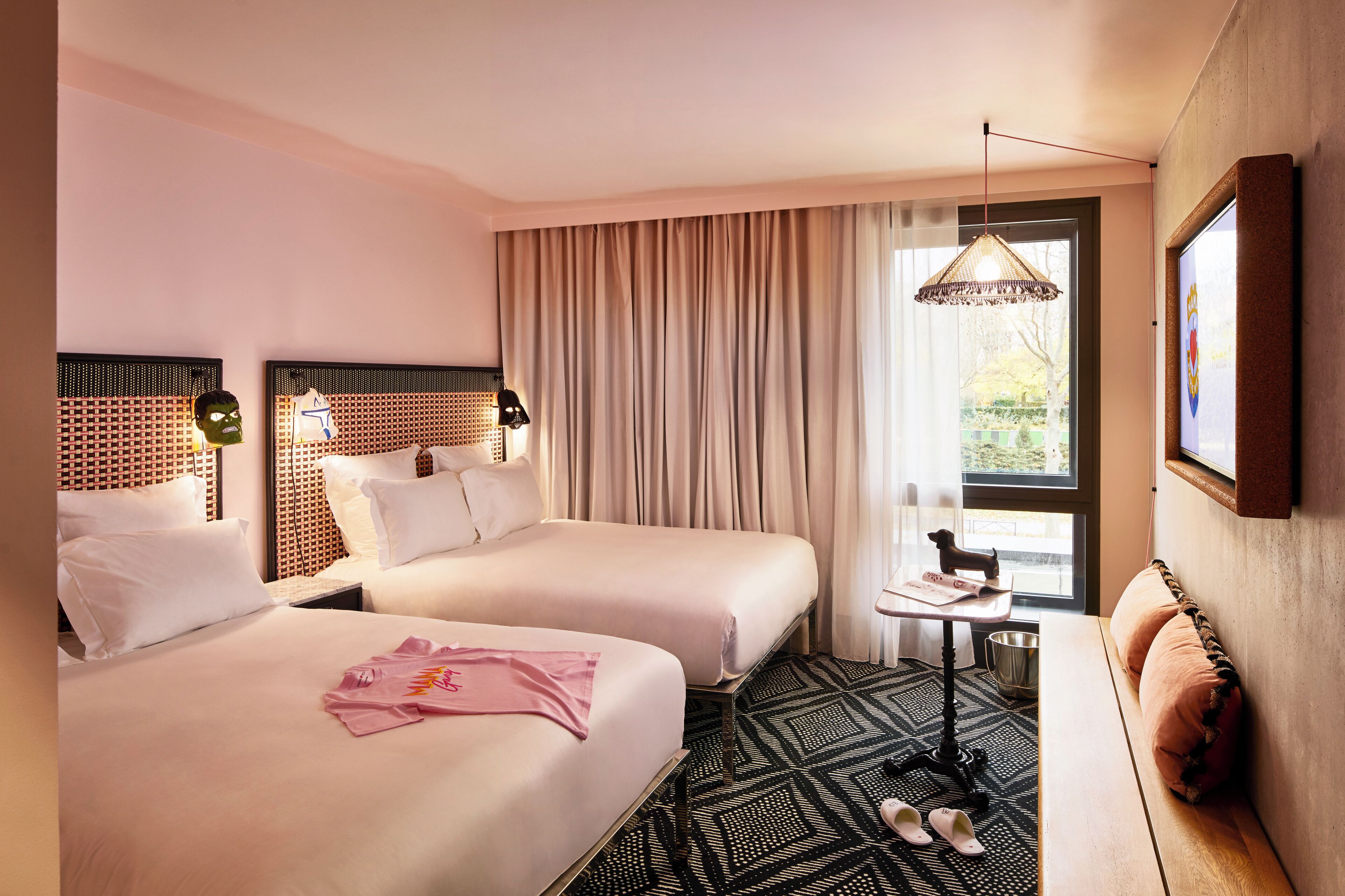 Familiekamer, Meerdere bedden | Luxe beddengoed, een kluis op de kamer, een bureau