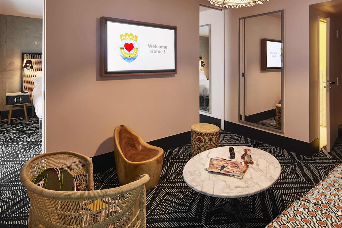 Familiekamer, 1 tweepersoonsbed met slaapbank (XXL Mama) | Luxe beddengoed, een kluis op de kamer, een bureau, geluiddichte muren